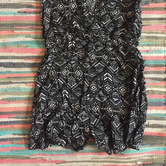 Cute Patterned Romper - Picture 2 of 4